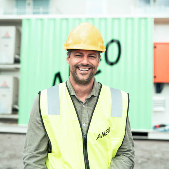 Ludvig foran grønn Aneo ladecontainer