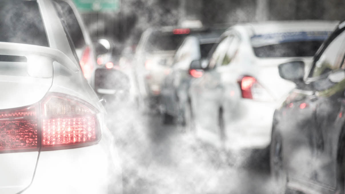 Bilar i kö med förorenande avgaser