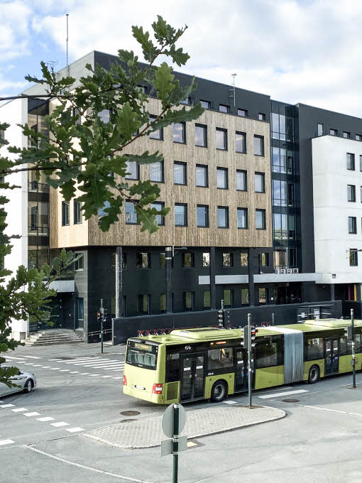 En buss parkerad framför en byggnad