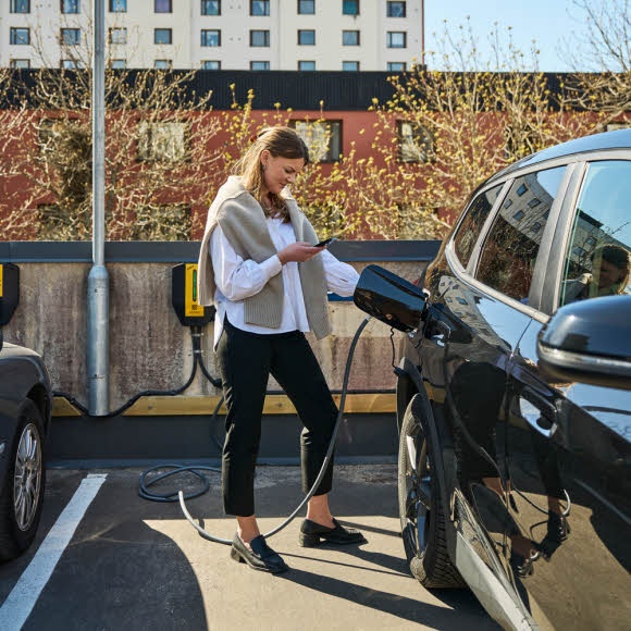 Laddstation vid bostadsrättsförening Hästhoven - laddstolpar brf  | Aneo Mobility