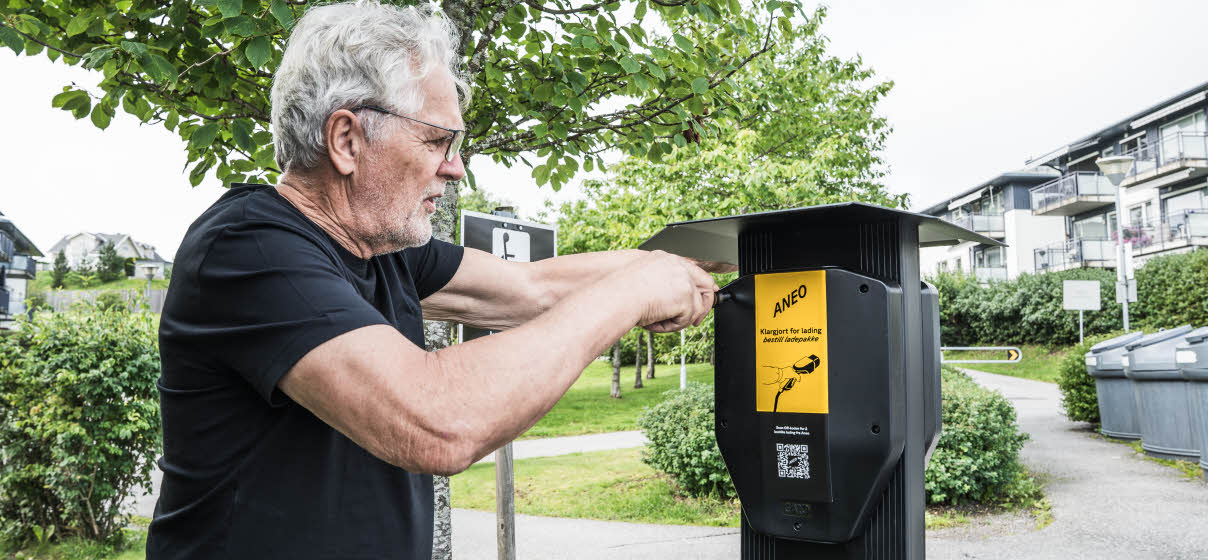 Man installerar laddbox från Garo i bostadsrätt - installera laddbox brf  | Aneo Mobility