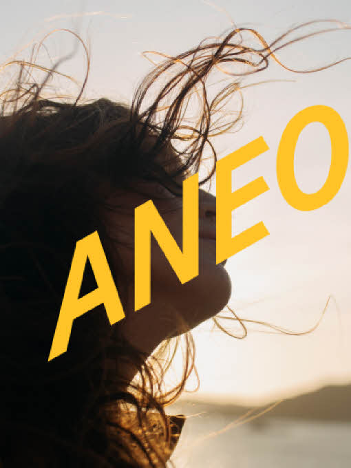 En person med langt hår som blåser i vinden, Aneo-logoen er foran