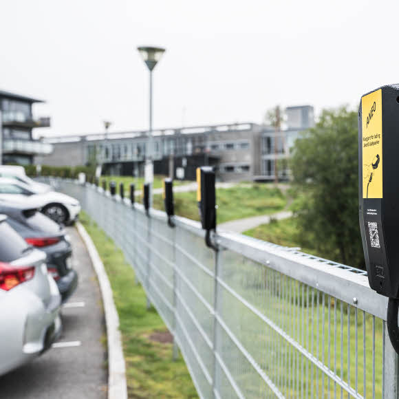 Garo laddboxar med bilar i bostadsrättsförening - laddning elbil bostadsrättsförening  | Aneo Mobility