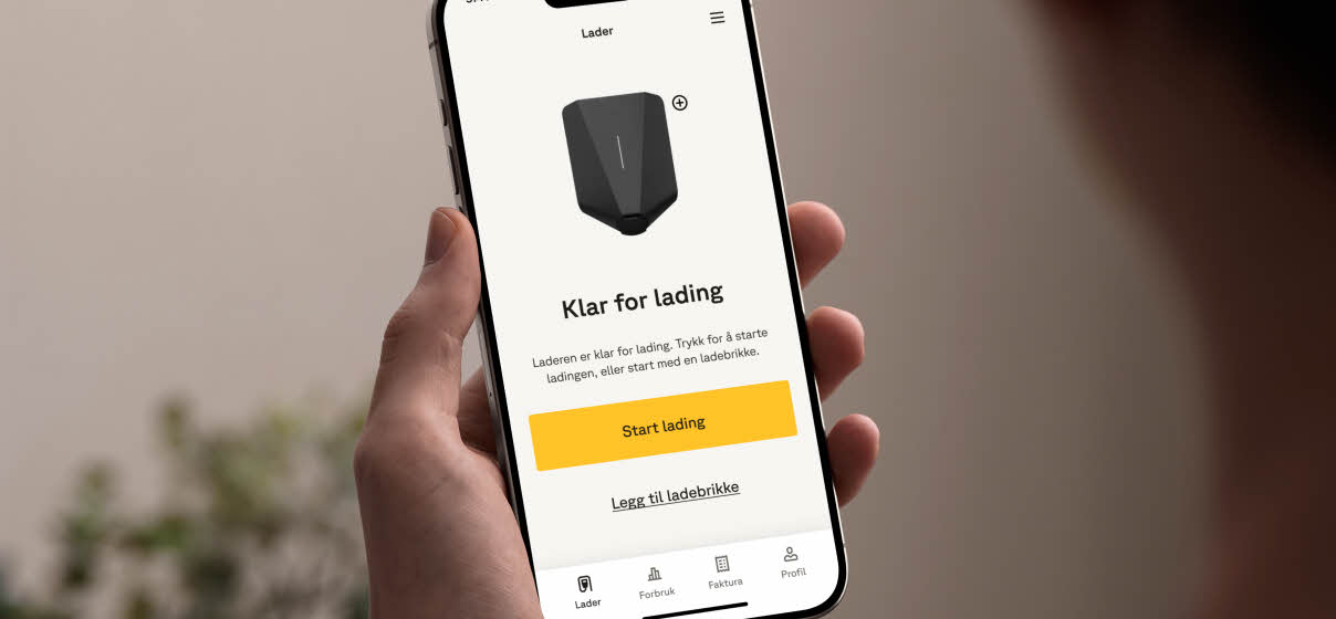 Hånd med telefon som viser appen