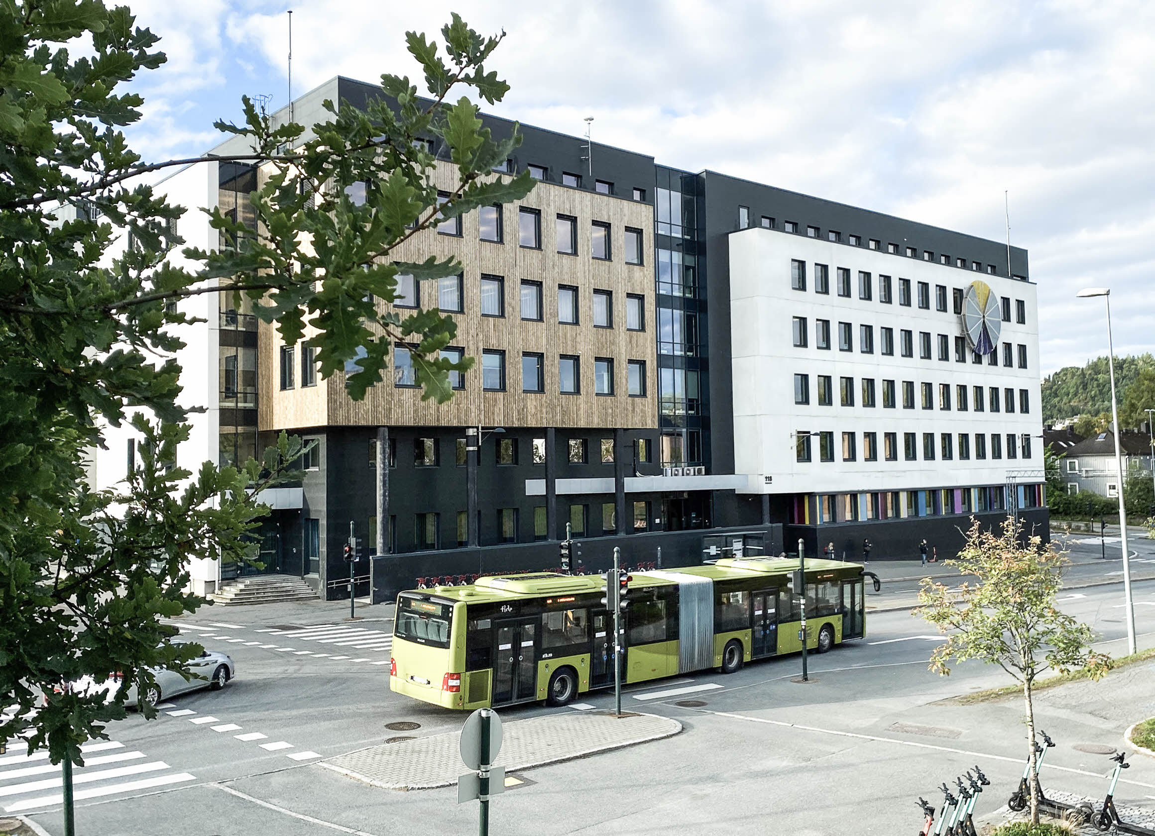 En buss parkert foran en bygning