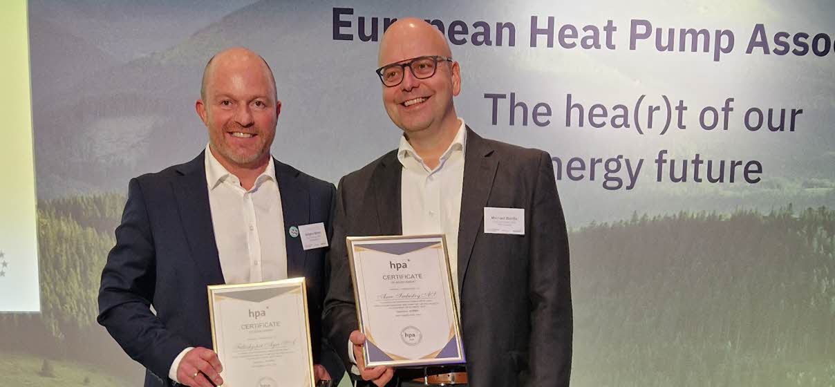 Vebjørn Nilsen and Michael Bantle receiving award