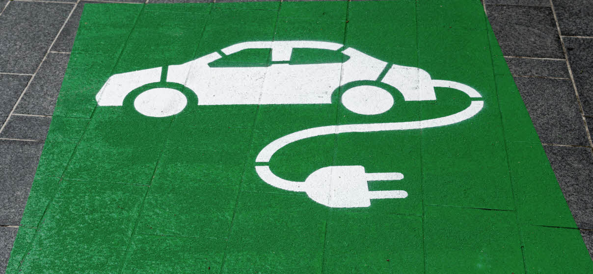 Skisse av elbil på grønt bakgrunn