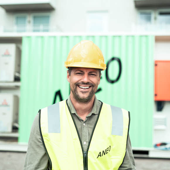 Ludvig foran grønn Aneo ladecontainer